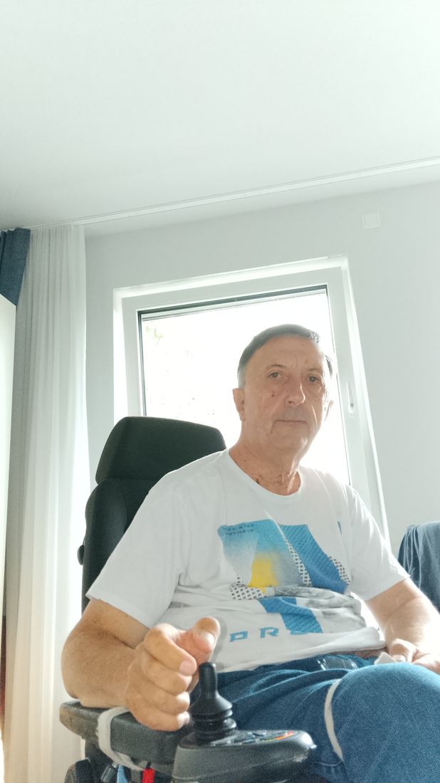 Marco Lestan oggi, in carrozzina elettrica, ritratto in casa