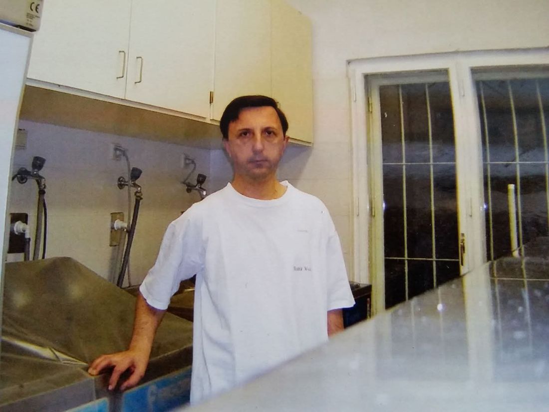Marco Lestan da giovane in laboratorio di produzione gelato