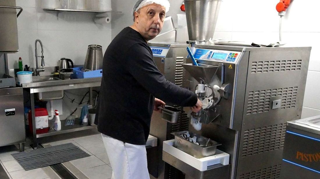 Marco Lestan al mantecatore mentre estrae una vaschetta di gelato