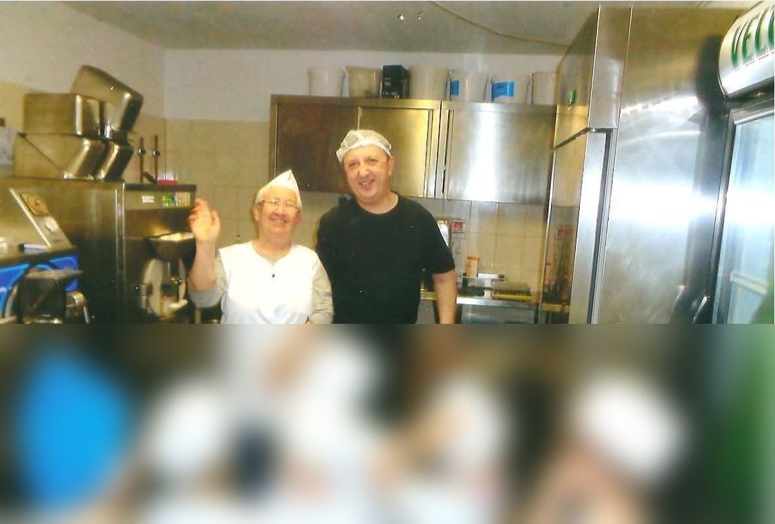 Marco Lestan con una collega mostra il laboratorio a un gruppo di bambini in visita (volti dei bambini sfocati)