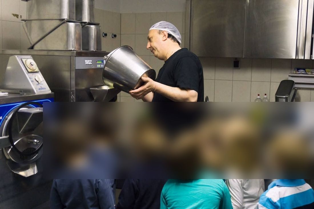 Marco Lestan mostra il mantecatore a un gruppo di bambini in visita (volti dei bambini sfocati)