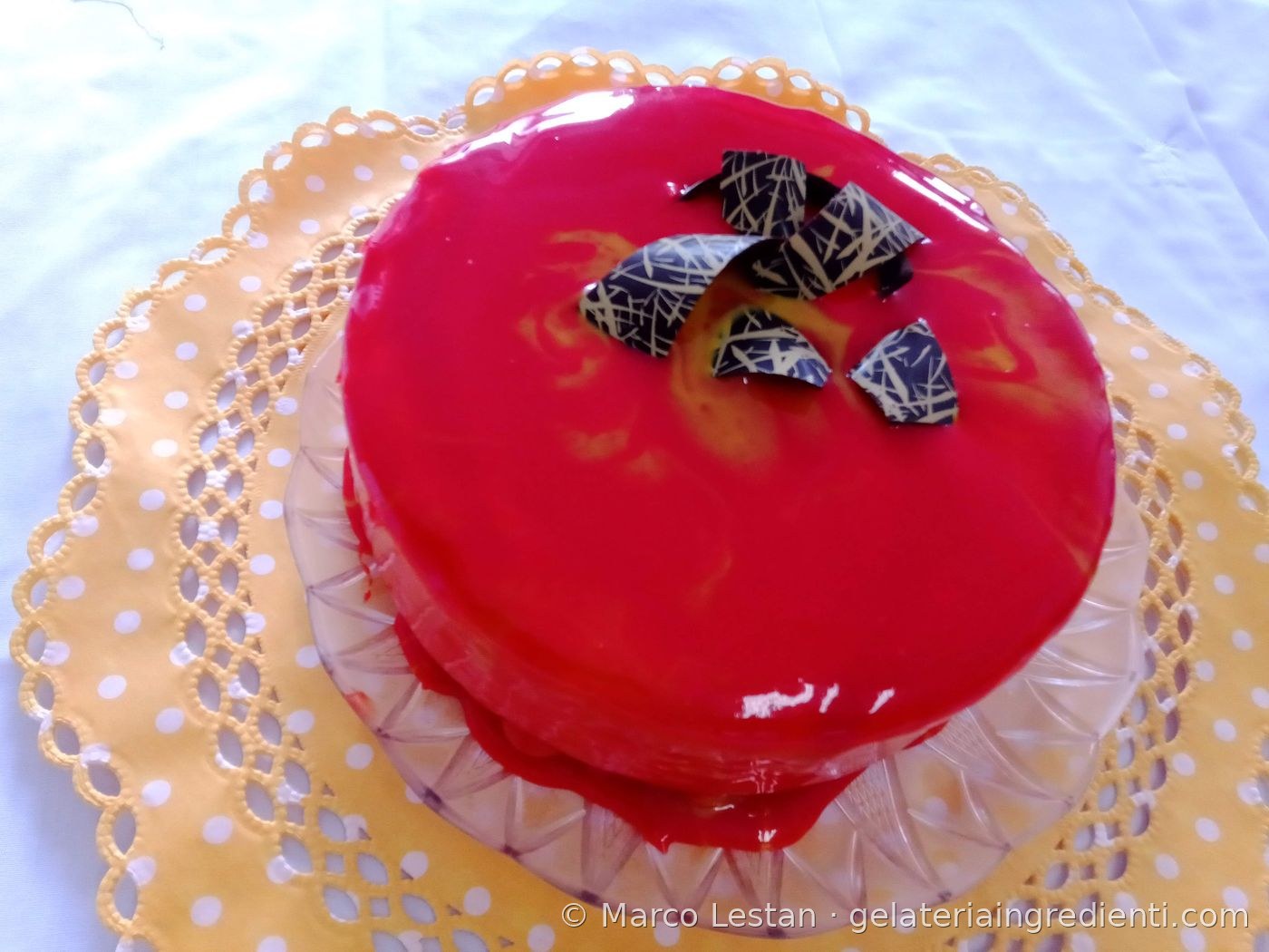 Decorazione torta gelato rossa con farfalla di cioccolato fondente decorato