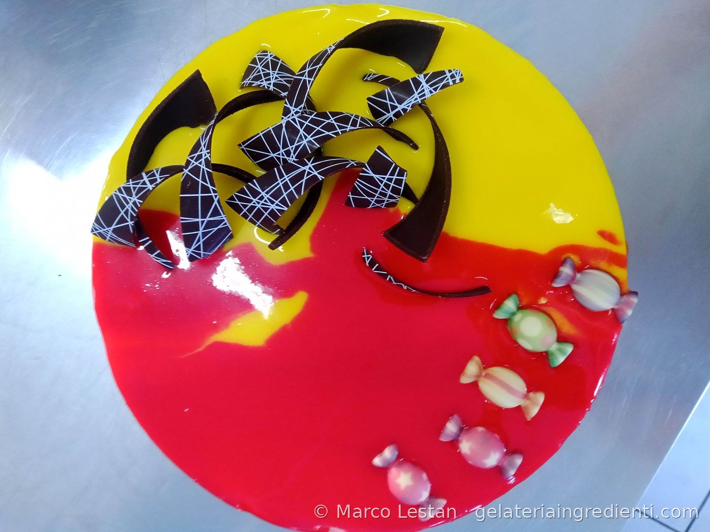 Decorazione torta gelato marmorizzata giallo e rosa con fiori pastello e macaron colorati