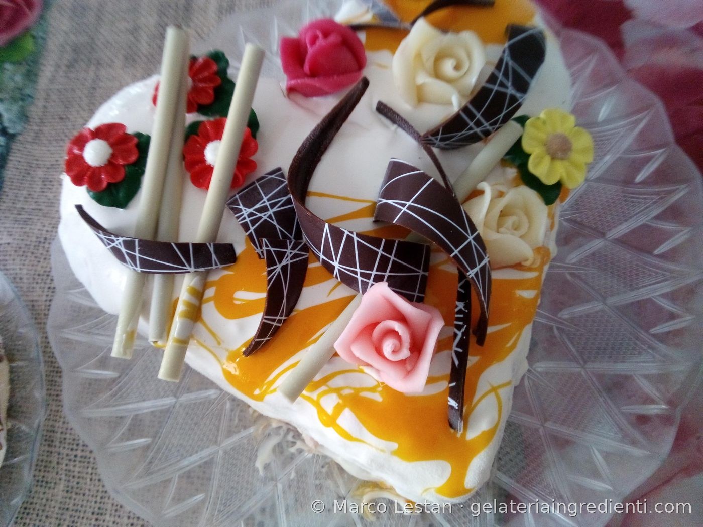 Dettaglio decorazione torta gelato con rose di cioccolato bianco e rosa e fiori in pasta di zucchero