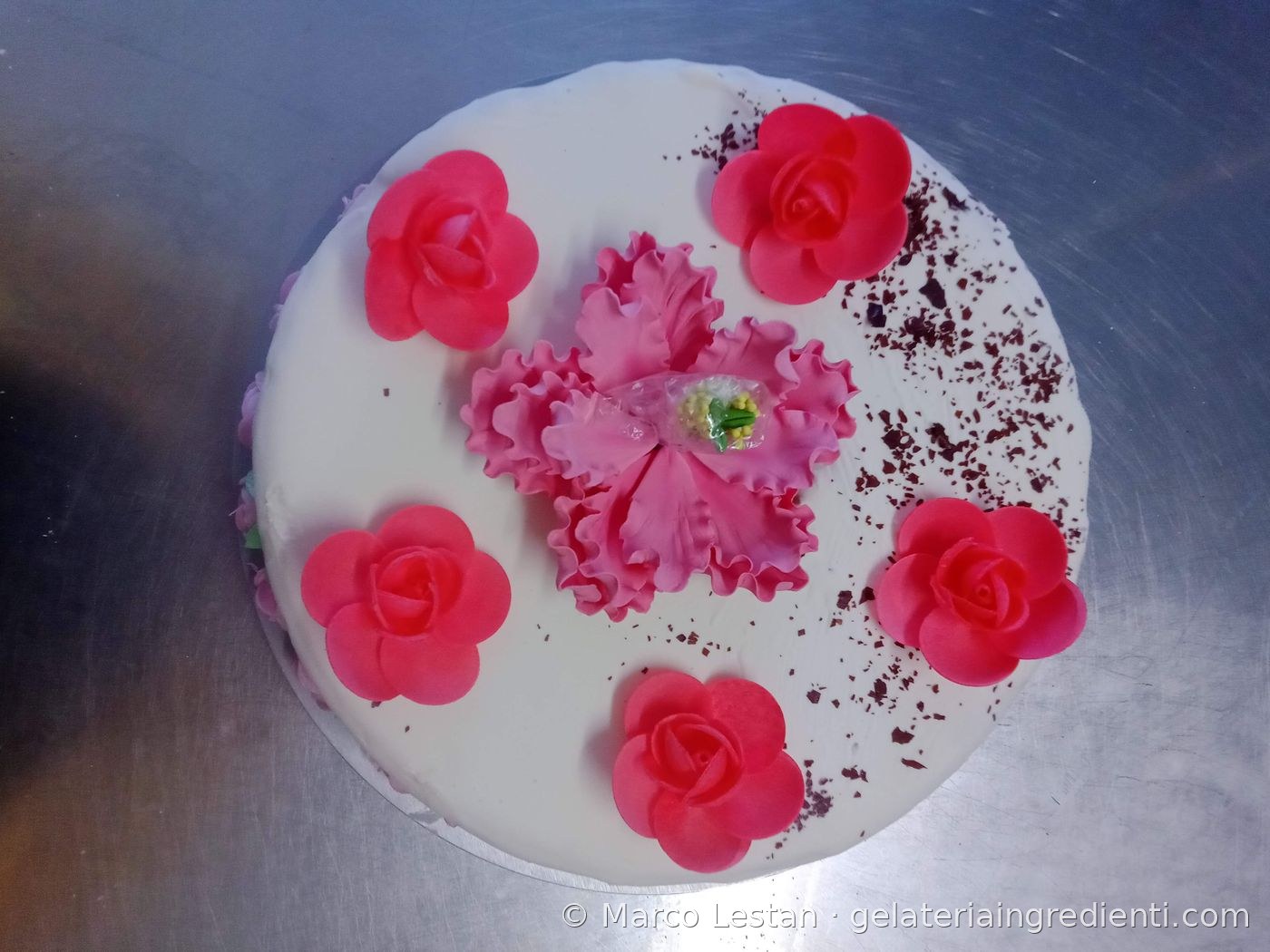 Decorazione torta gelato bianca con rose rosa in pasta di zucchero e fiore centrale