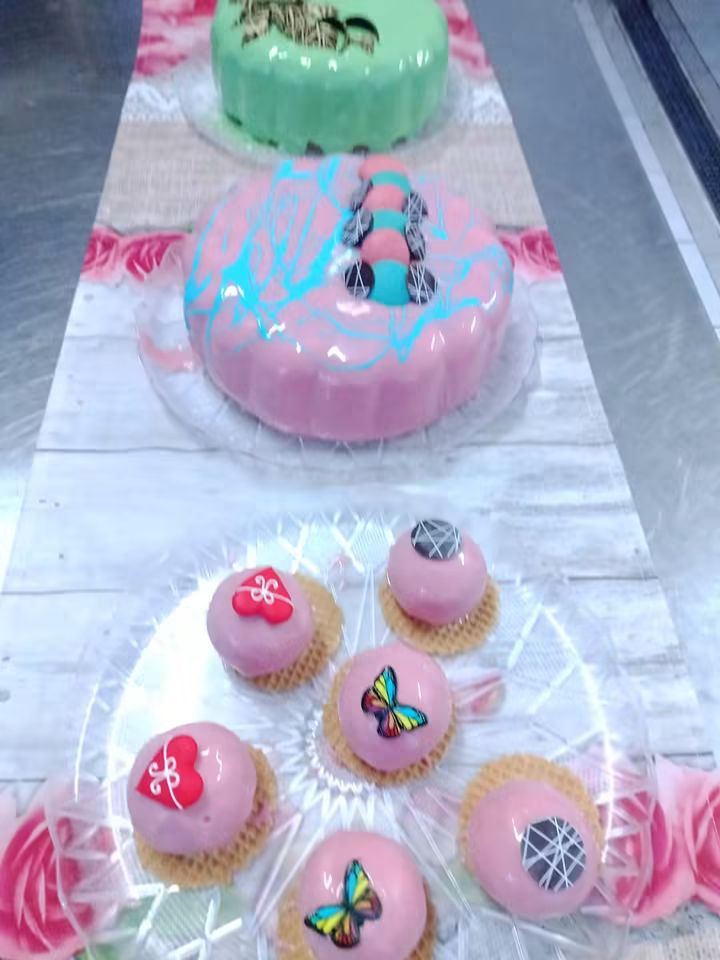 Torte gelato verde e rosa con variegature, affiancate da monoporzioni su cialda