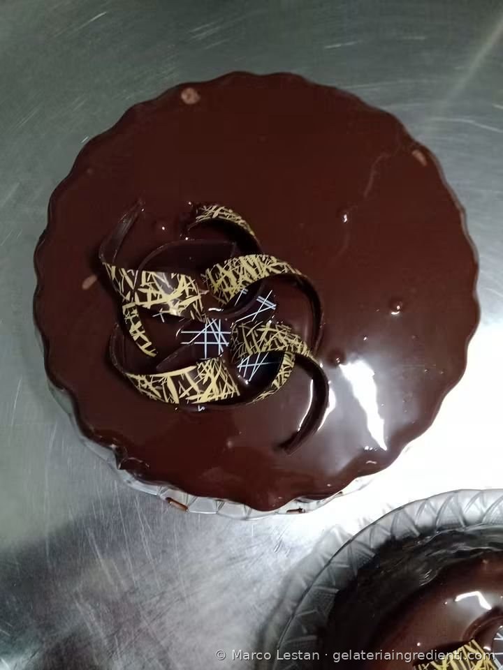 Torta gelato con glassa lucida al cioccolato e decorazione di cioccolato decorato al centro