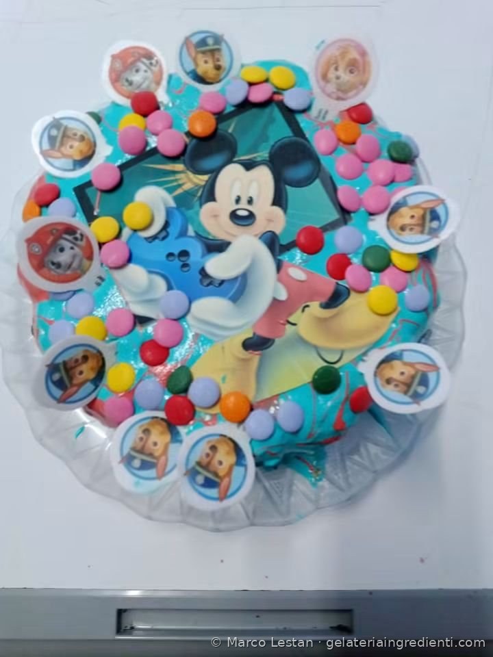 Torta gelato con glassa turchese, confetti colorati e immagini in ostia