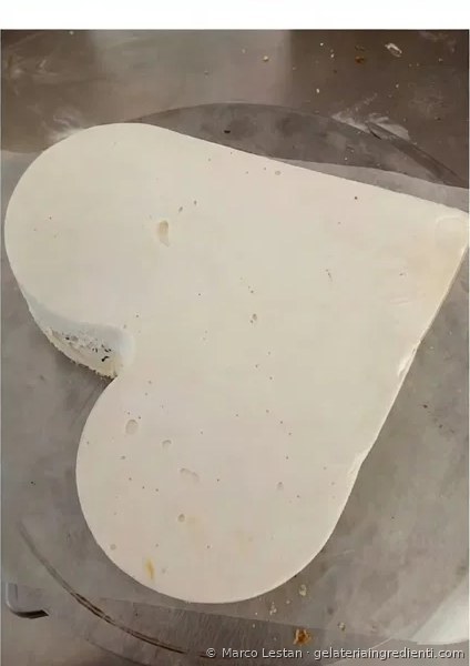 Base grezza a forma di cuore appena estratta dallo stampo in silicone, prima dell'abbattimento e della glassatura